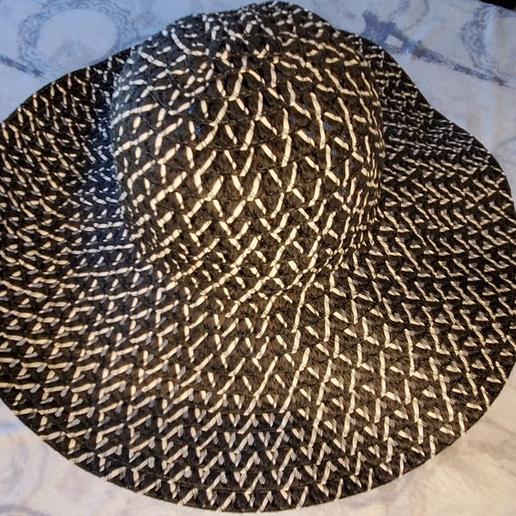 NWOT  Finely Woven Summer Hat - black & white - Picture 3 of 11